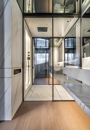 https://media.fraseryachts.com/Yachts/Y232673/images/yachtfolio/ace-master-bathroom_310679-61p5fZwJ.jpg?vh=4ce2a4&w=310