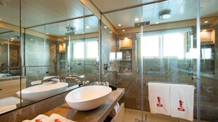 https://media.fraseryachts.com/Yachts/Y2326_MC_MC/images/yachtfolio/54-30-guest-double-bathroom_178896-fyrF37sq.jpg?vh=2c1f8f&w=310