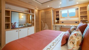 https://media.fraseryachts.com/Yachts/Y2326_MC_MC/images/yachtfolio/54-30-guest-double-cabin_178907-d5Ngj6SV.jpg?vh=e9f600&w=310