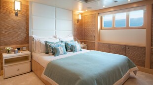 https://media.fraseryachts.com/Yachts/Y2326_MC_MC/images/yachtfolio/54-30-guest-double-cabin_178908-meexKHj0.jpg?vh=8def35&w=310