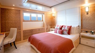 https://media.fraseryachts.com/Yachts/Y2326_MC_MC/images/yachtfolio/54-30-guest-double-cabin_178916-Zw63XV1P.jpg?vh=de2374&w=310