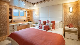 https://media.fraseryachts.com/Yachts/Y2326_MC_MC/images/yachtfolio/54-30-guest-double-cabin_178926-0bWcsHtO.jpg?vh=b1085a&w=310