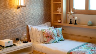 https://media.fraseryachts.com/Yachts/Y2326_MC_MC/images/yachtfolio/54-30-guest-twin-cabin_178922-Y5F3AYq0.jpg?vh=baaeb2&w=310