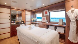 https://media.fraseryachts.com/Yachts/Y2326_MC_MC/images/yachtfolio/54-30-massage-room_178923-0FaI9oJo.jpg?vh=2606a1&w=310