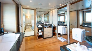 https://media.fraseryachts.com/Yachts/Y2326_MC_MC/images/yachtfolio/54-30-master-bathroom_178921-UIFCUfRf.jpg?vh=26f403&w=310