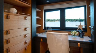https://media.fraseryachts.com/Yachts/Y2326_MC_MC/images/yachtfolio/54-30-office_178899-yALa7tzP.jpg?vh=a10e37&w=310