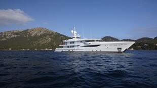 https://media.fraseryachts.com/Yachts/Y2326_MC_MC/images/yachtfolio/54-30-spirit-profile_178943-8OwrCF61.jpg?vh=ad3627&w=310