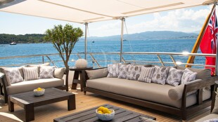https://media.fraseryachts.com/Yachts/Y2326_MC_MC/images/yachtfolio/54-30-upper-aft-deck-lounge_178920-U2Vfowg9.jpg?vh=024374&w=310