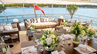 https://media.fraseryachts.com/Yachts/Y2326_MC_MC/images/yachtfolio/54-30-upper-aft-deck_178937-GNnr1d4b.jpg?vh=a0fb6a&w=310
