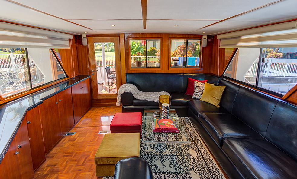 Aboard PAZ Y BIEN a 60ft (18.29m) luxury motor yacht , built by JEFFERSON in 1989