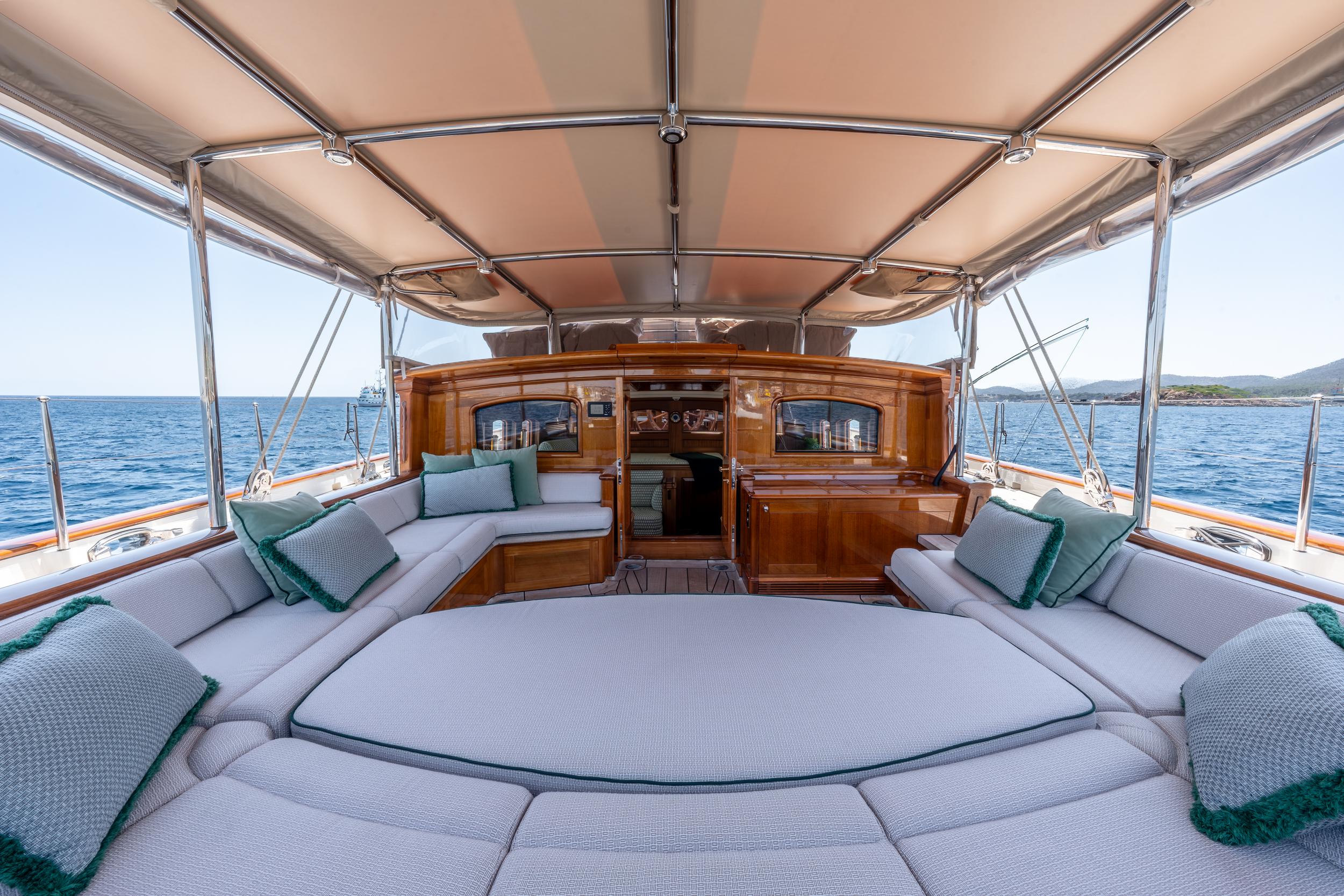 ATHOS_04_Private aft deckhouseAthos_HighRes21_HR-ITc9l7nU.jpg