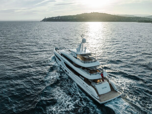 https://media.fraseryachts.com/Yachts/Y233044/images/yachtfolio/extra-time-h1tksh4bimbc_435652-ROo0Hz0e.jpg?vh=8f1965&w=310