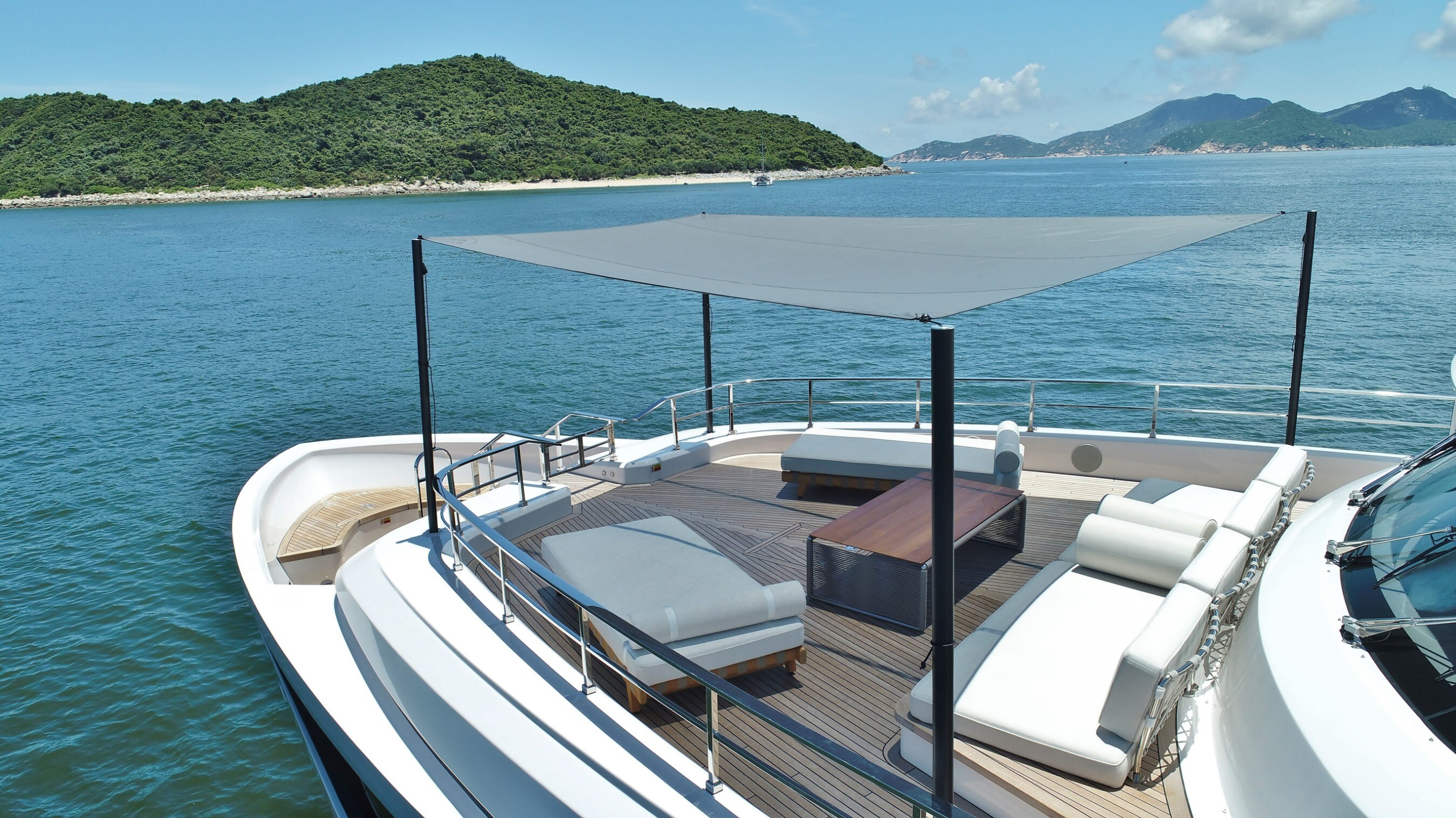 Aboard DAYDREAM a 93ft (28.43m) luxury motor yacht , built by FERRETTI CUSTOM LINE in 2021
