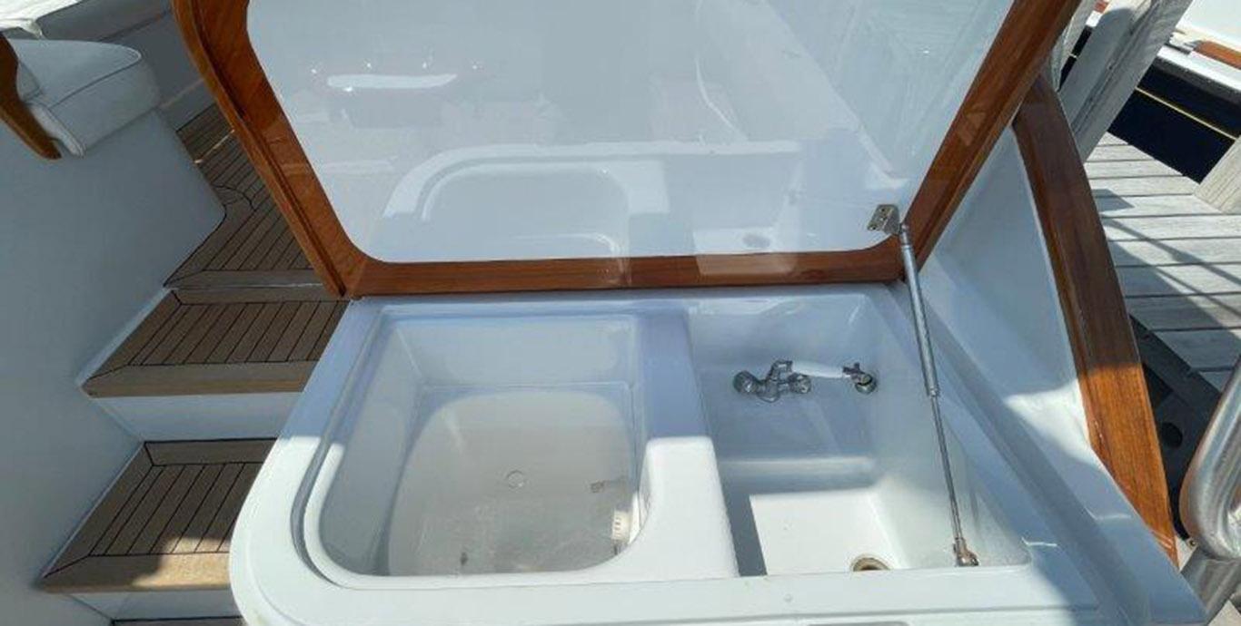 Aboard PLUGGER a 47ft (14.35m) luxury motor yacht , built by BUDDY DAVIS in 2003