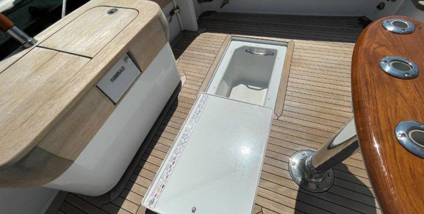 Aboard PLUGGER a 47ft (14.35m) luxury motor yacht , built by BUDDY DAVIS in 2003