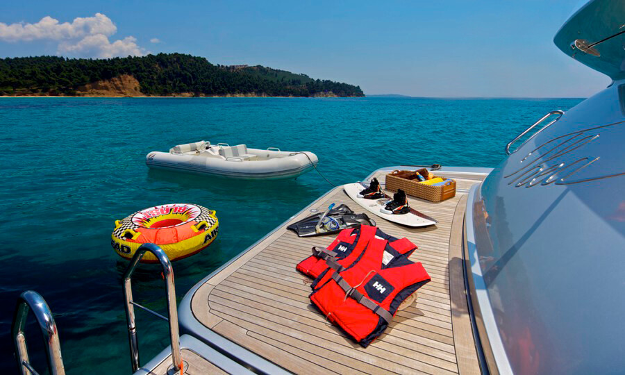 Aboard THEA MALTA a 86ft (26.5m) luxury motor yacht for Charter available with Fraser Yachts, built by AZIMUT in 2008