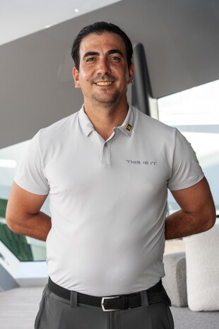 https://media.fraseryachts.com/Yachts/Y233820/images/yachtfolio/crew/437460-Kv40uX97.jpg?vh=b4b047&w=310