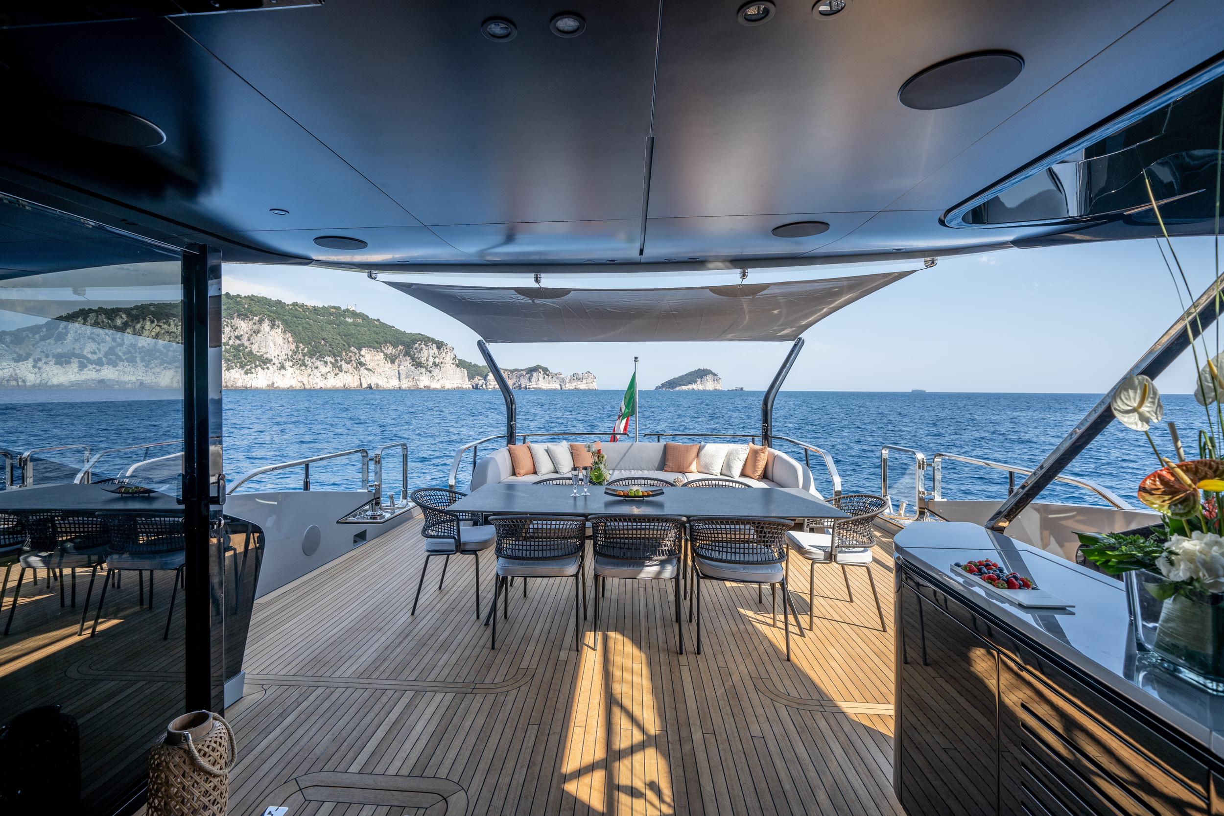 05_Aft Dining Area_Mangusta_104REV_exteriors_11-blWcSDeG.jpg