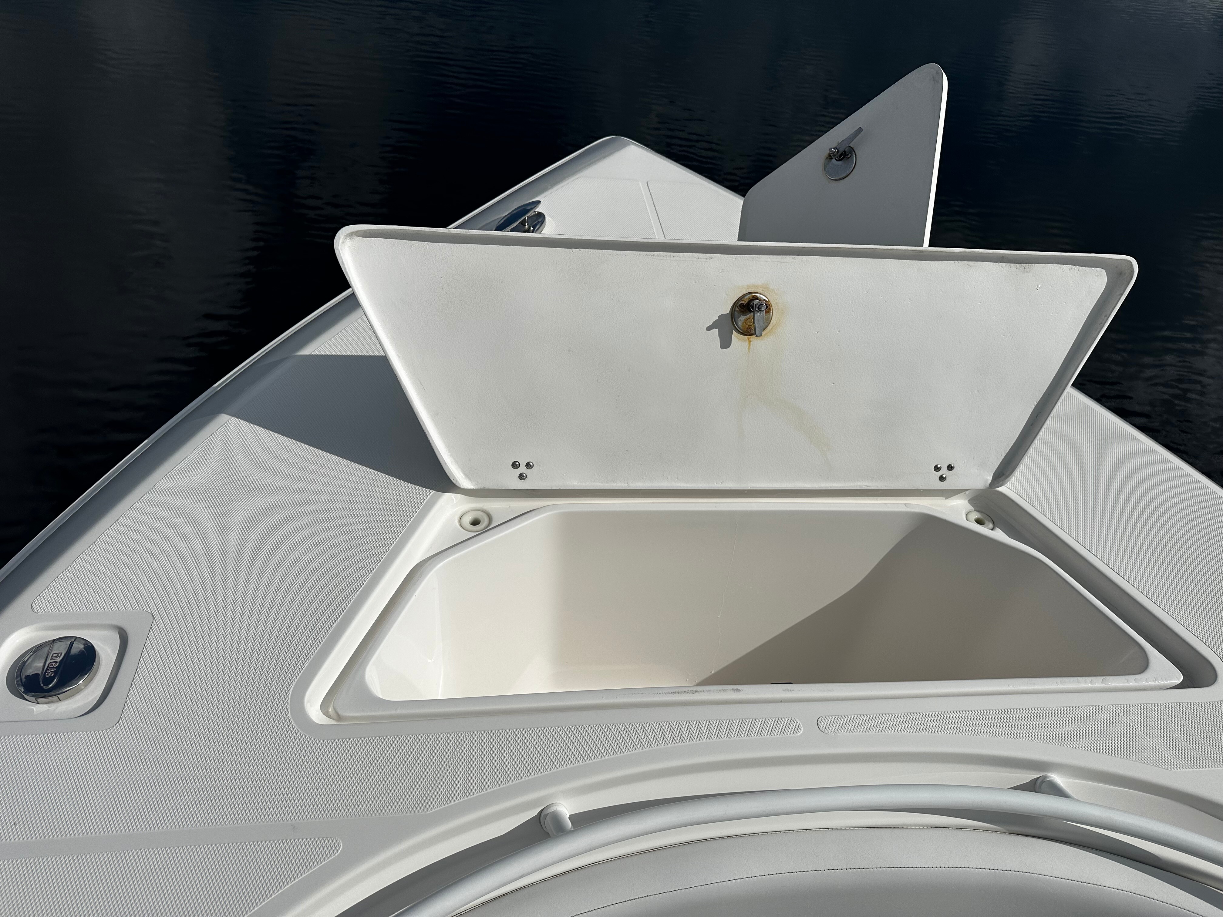 05_Fountain Front Hatch-YFvz2uDX.jpg