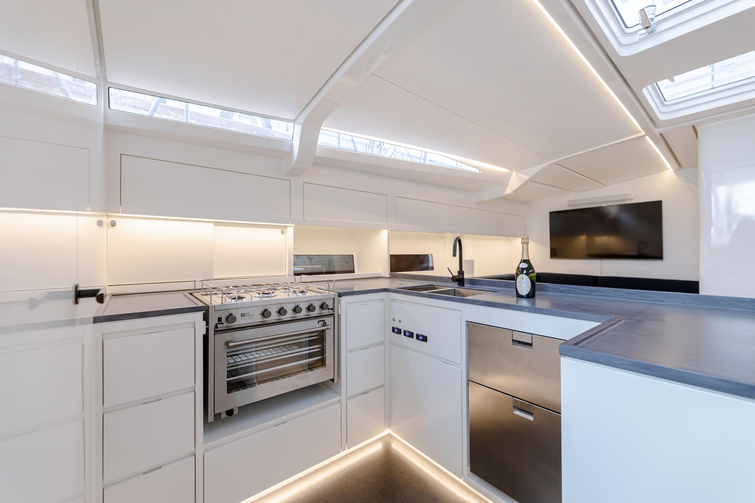 (2) AULIANA III Galley-XoxW9nNm.jpg