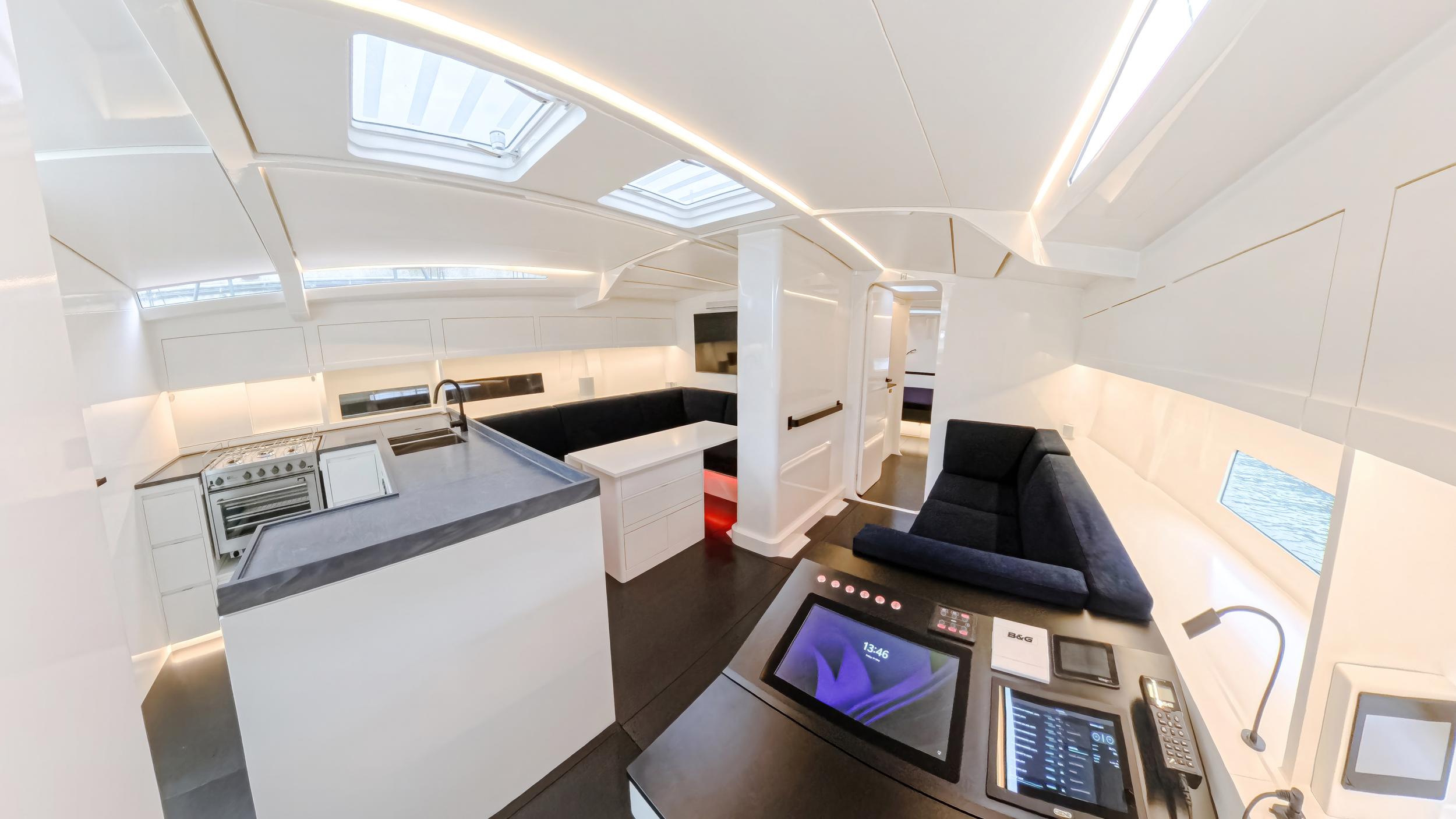 (4) AULIANA III Nav station and Saloon-Xwcj6eYJ.jpg