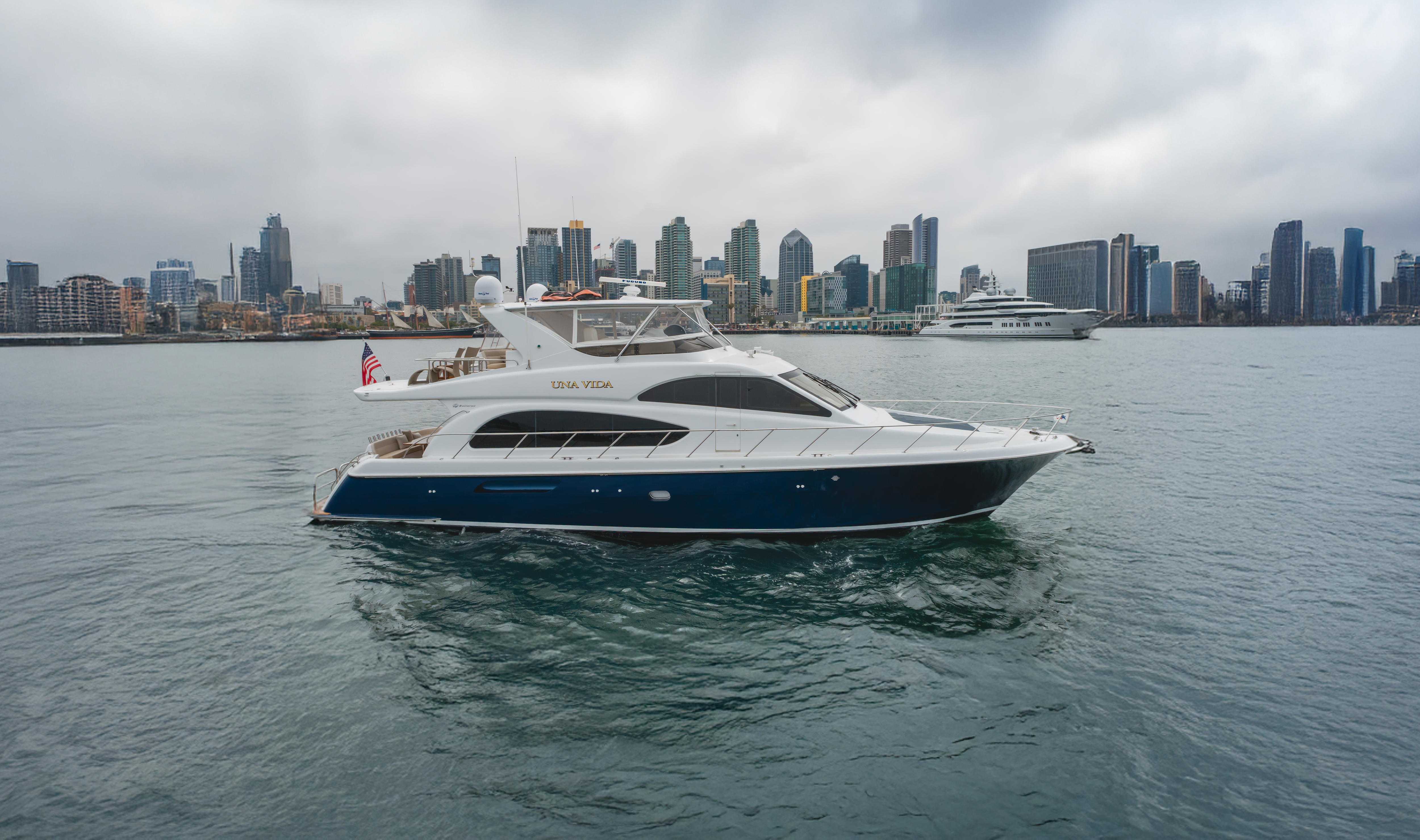 UNA VIDA motor yacht for Sale by Fraser Yachts, built by HATTERAS