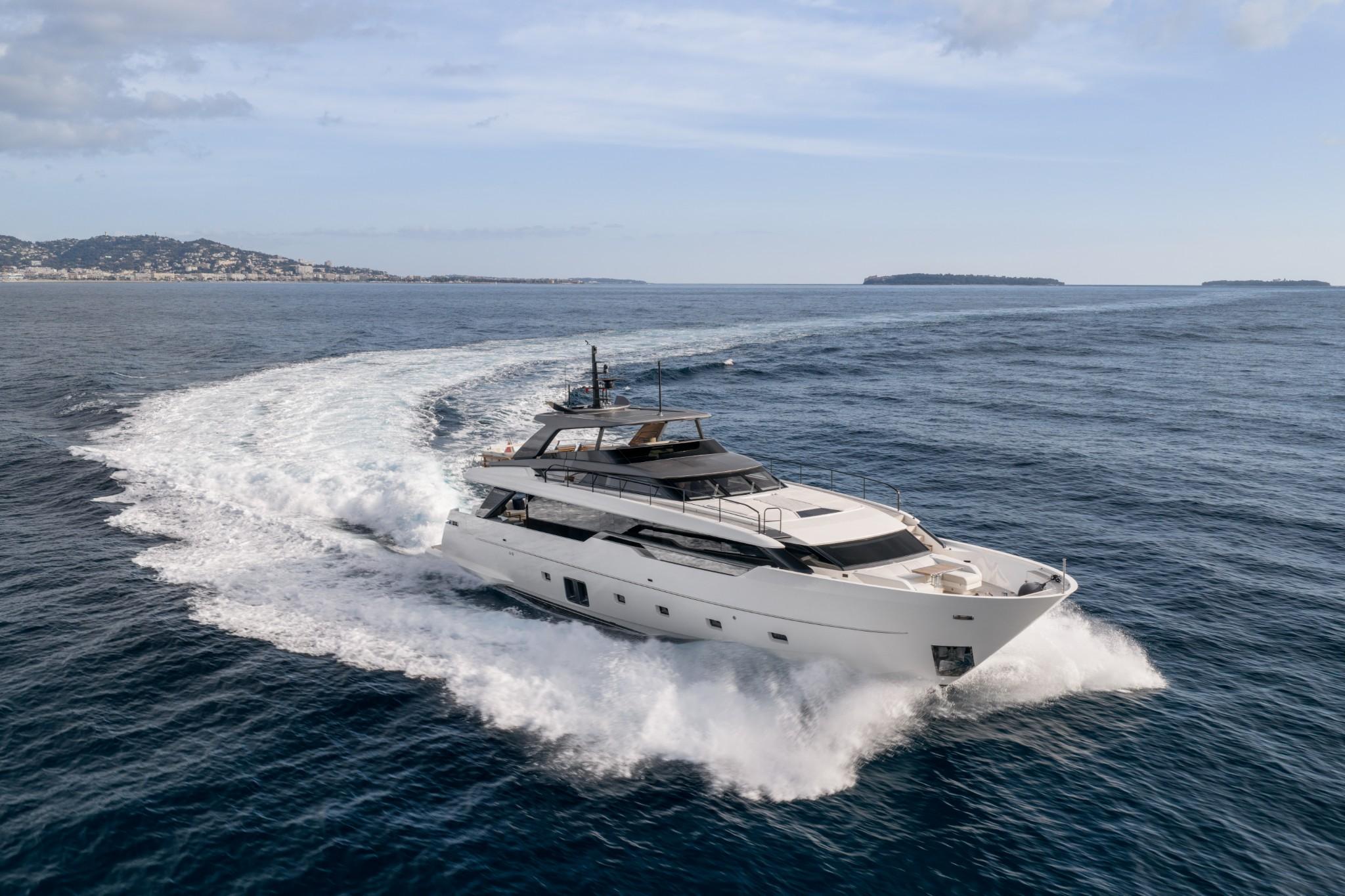 ICE OF LONDON_02_Running_IceOfLondon_HighRes8 (Custom)_LR-FNz4p29E.jpg