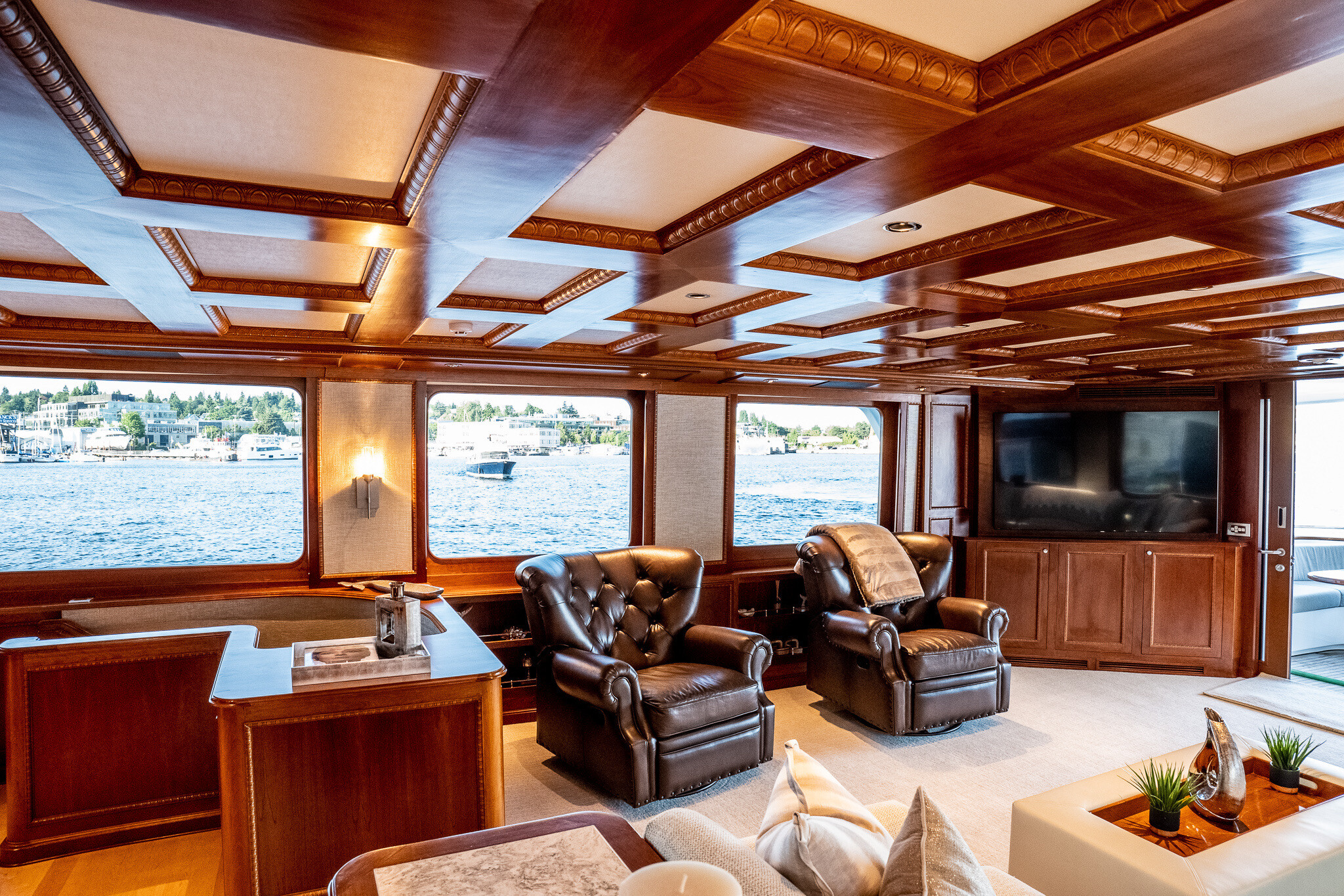 Aboard DOZER a 98ft (29.87m) luxury motor yacht for Sale available with Fraser Yachts, built by QUEENSHIP YACHTS in 1993