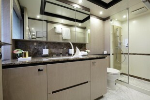 https://media.fraseryachts.com/Yachts/Y284_SP_MC/images/yachtfolio/willow-guest-bathroom_66339-vDEvuOai.jpg?vh=555962&w=310