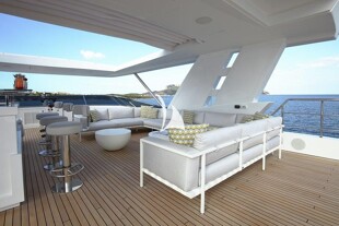 https://media.fraseryachts.com/Yachts/Y284_SP_MC/images/yachtfolio/willow-sun-deck-bar_66352-bEavuK7G.jpg?vh=a7cd4b&w=310