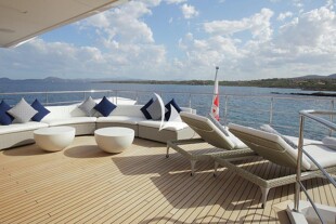 https://media.fraseryachts.com/Yachts/Y284_SP_MC/images/yachtfolio/willow-upper-deck-lounging_66345-duOxGILC.jpg?vh=727263&w=310