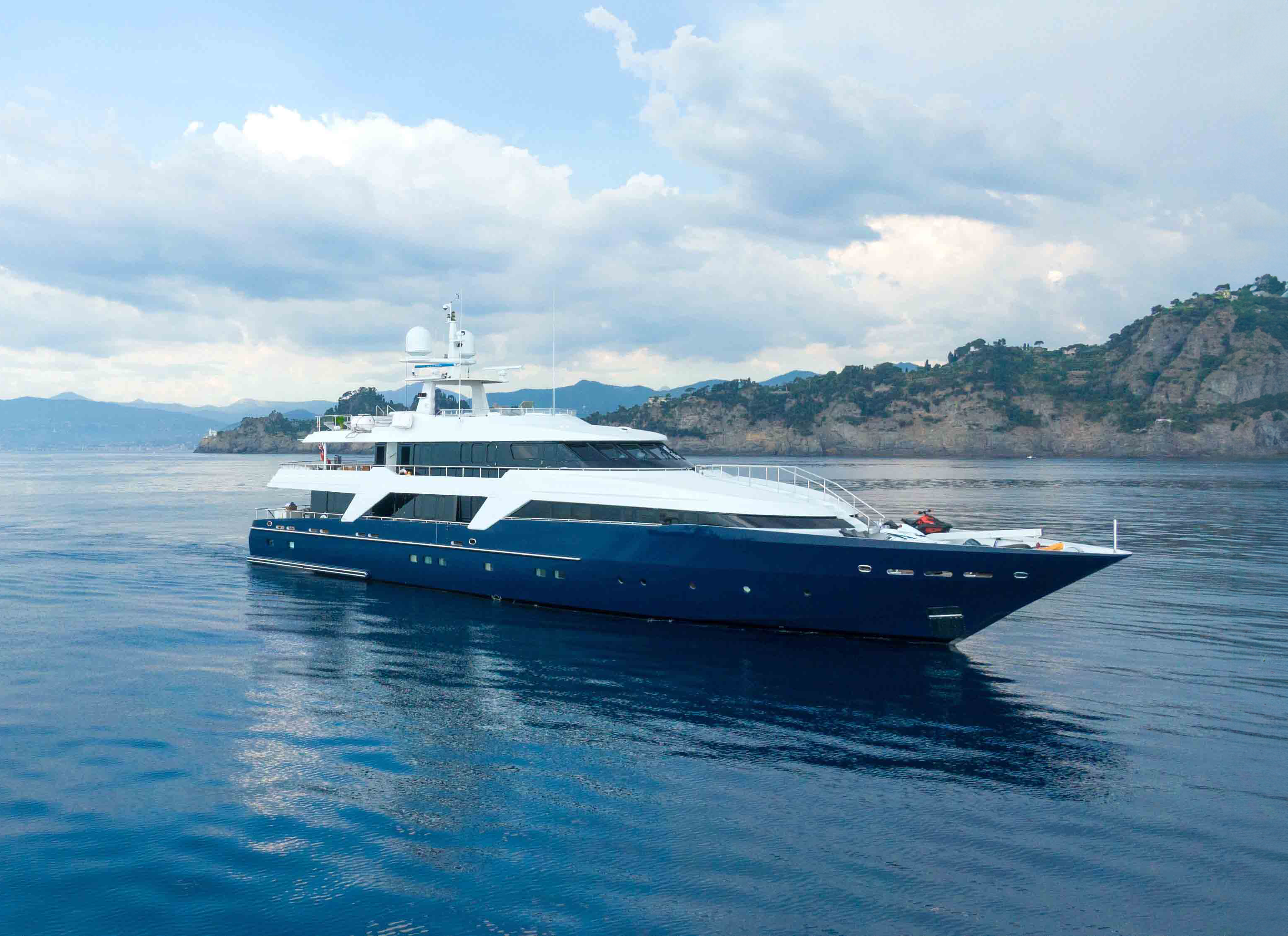 Aboard DEEP BLUE II a 144ft (43.89m) luxury motor yacht for Charter available with Fraser Yachts, built by OCEANCO in 1996