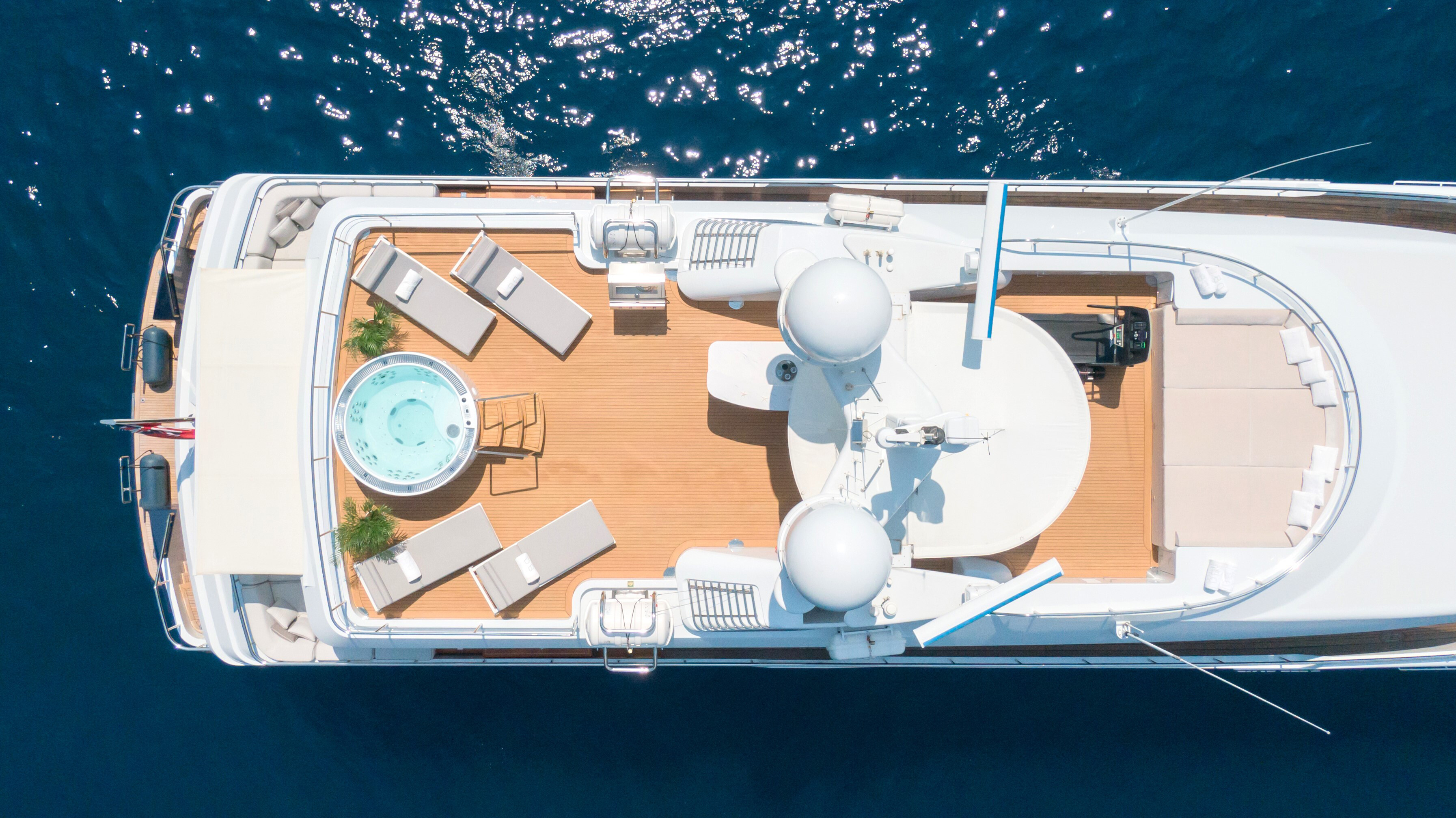Aboard DEEP BLUE II a 144ft (43.89m) luxury motor yacht for Charter available with Fraser Yachts, built by OCEANCO in 1996
