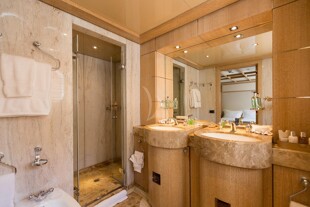 https://media.fraseryachts.com/Yachts/Y3449_MC/images/yachtfolio/friendship-double-cabin-ensuite_209035-GvBJpWq2.jpg?vh=ce9b8f&w=310