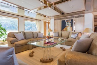 https://media.fraseryachts.com/Yachts/Y3449_MC/images/yachtfolio/friendship-main-saloon_209032-uE286nDF.jpg?vh=6d7af1&w=310