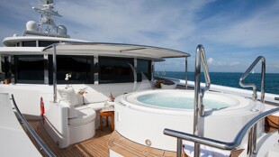 https://media.fraseryachts.com/Yachts/Y3449_MC/images/yachtfolio/friendship-master-cabin-jacuzzi-terrace_209048-TzQEdfXo.jpg?vh=fcf2f0&w=310