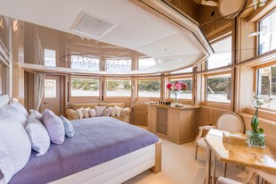 https://media.fraseryachts.com/Yachts/Y3449_MC/images/yachtfolio/friendship-master-cabin_209043-IROn84j2.jpg?vh=0dc75a&w=310