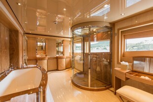 https://media.fraseryachts.com/Yachts/Y3449_MC/images/yachtfolio/friendship-master-ensuite_209042-SwNbKF71.jpg?vh=994d8a&w=310