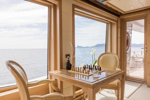 https://media.fraseryachts.com/Yachts/Y3449_MC/images/yachtfolio/friendship-observation-area_209031-wkAJaG0Z.jpg?vh=437a35&w=310