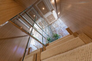 https://media.fraseryachts.com/Yachts/Y3449_MC/images/yachtfolio/friendship-stairwell_209041-qhBFvQAE.jpg?vh=2f9703&w=310