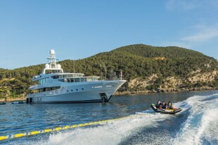 https://media.fraseryachts.com/Yachts/Y3449_MC/images/yachtfolio/friendship-water-sports_209039-aZqh2BJ5.jpg?vh=6bb280&w=310