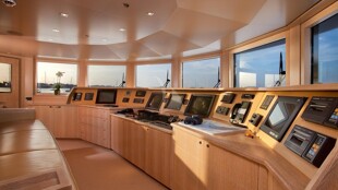 https://media.fraseryachts.com/Yachts/Y3449_MC/images/yachtfolio/friendship-wheelhouse_209053-riZDQryA.jpg?vh=9af1ac&w=310