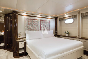 https://media.fraseryachts.com/Yachts/Y3480_MC/images/yachtfolio/olympus-double-monet-cabin-port_401731-X8BAe8No.jpg?vh=60cfa6&w=310