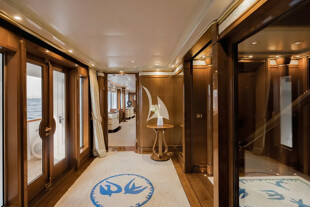 https://media.fraseryachts.com/Yachts/Y3480_MC/images/yachtfolio/olympus-main-deck-lobby_401743-pvNiZ0zK.jpg?vh=9442d0&w=310