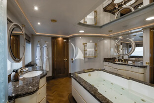 https://media.fraseryachts.com/Yachts/Y3480_MC/images/yachtfolio/olympus-master-bathroom_401749-jOSaIkLB.jpg?vh=222d0e&w=310