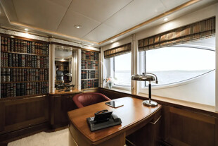 https://media.fraseryachts.com/Yachts/Y3480_MC/images/yachtfolio/olympus-master-office_401751-DDOKva5y.jpg?vh=f55299&w=310