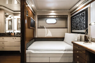 https://media.fraseryachts.com/Yachts/Y3480_MC/images/yachtfolio/olympus-single-cabin-port_401754-QwdBy1RD.jpg?vh=24bfc2&w=310