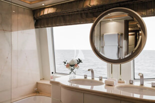 https://media.fraseryachts.com/Yachts/Y3480_MC/images/yachtfolio/olympus-vip-bathroom_401770-AxcHIbpb.jpg?vh=6e3771&w=310