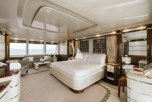 https://media.fraseryachts.com/Yachts/Y3480_MC/images/yachtfolio/olympus-vip-cabin-bridge-deck_401768-FlARAREm.jpg?vh=6d2c3b&w=310