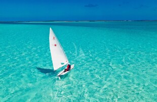 https://media.fraseryachts.com/Yachts/Y3745_MC_MC/images/yachtfolio/bold-cruising-in-exumas_171844-NbJSrHWL.jpg?vh=300062&w=310
